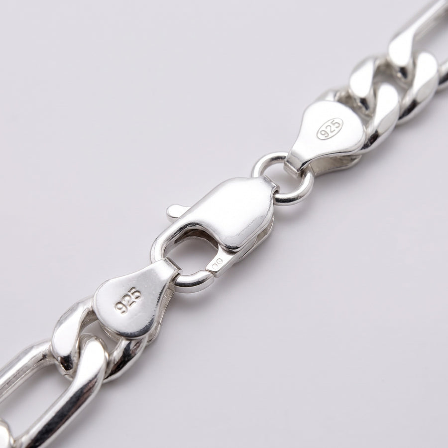 Close-up of the clasp on the Atlas Figaro Bracelet 7mm