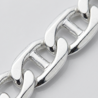 Close-up of the mariner links on the Voyager Anchor bracelet