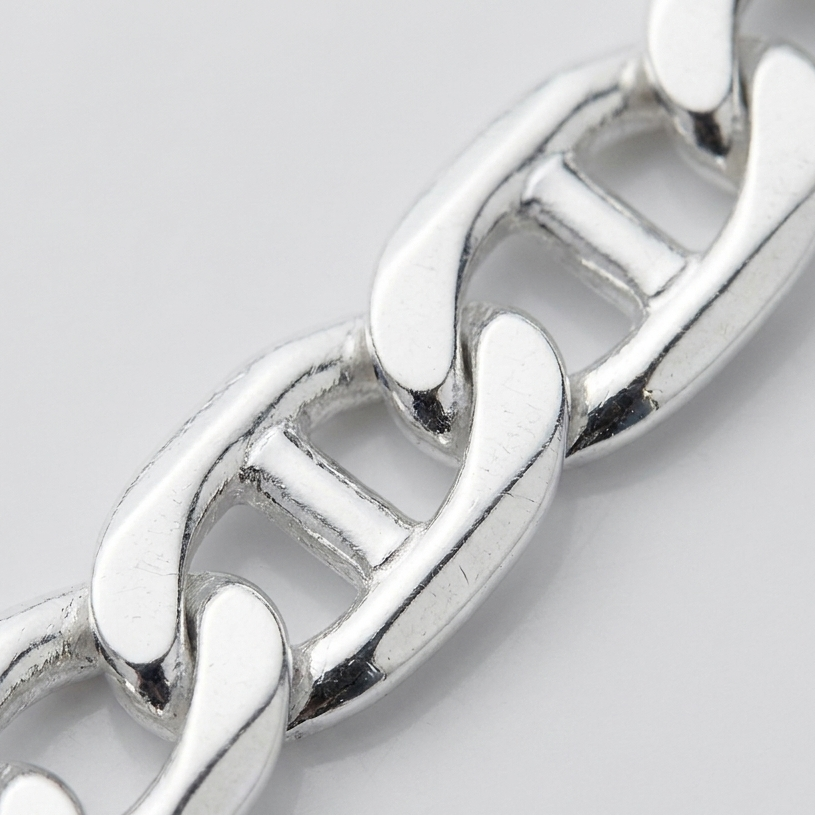 Close-up of the mariner links on the Voyager Anchor bracelet