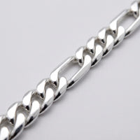 Close-up of the links on the Atlas Figaro 5mm bracelet