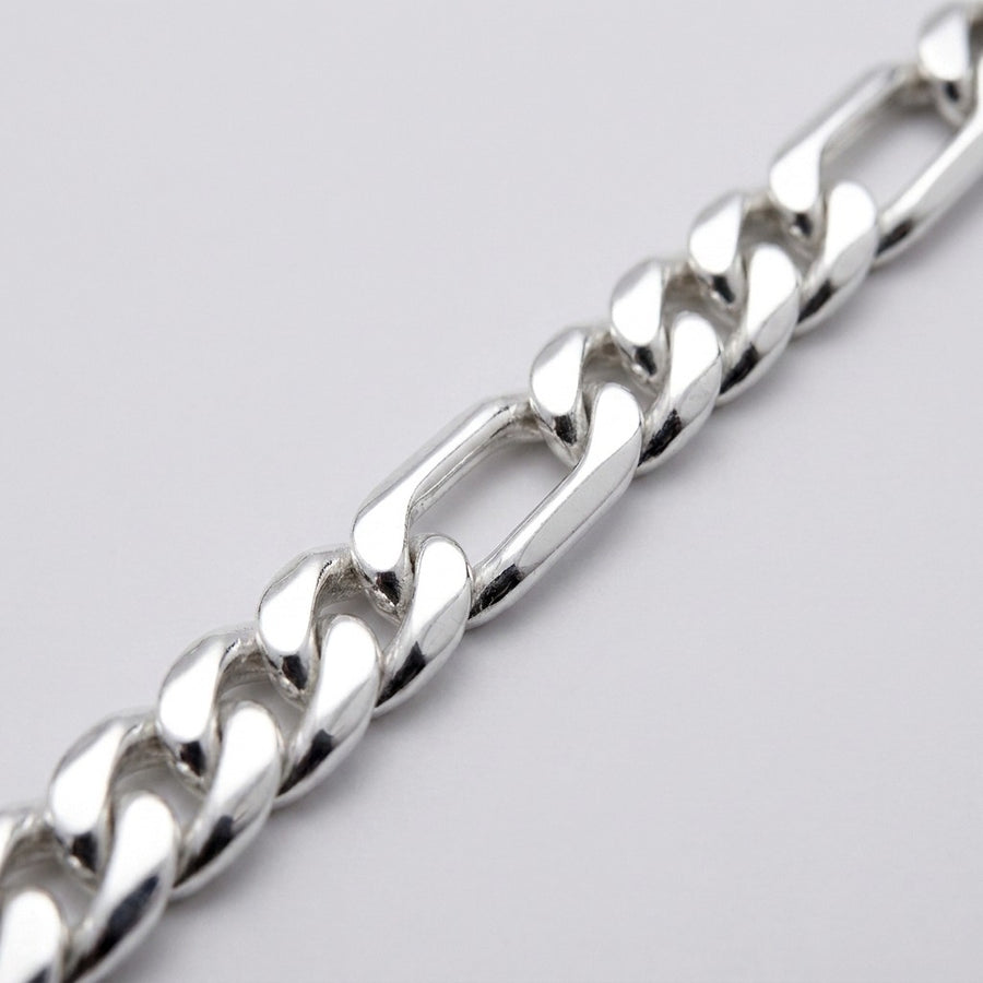 Close-up of the links on the Atlas Figaro 5mm bracelet